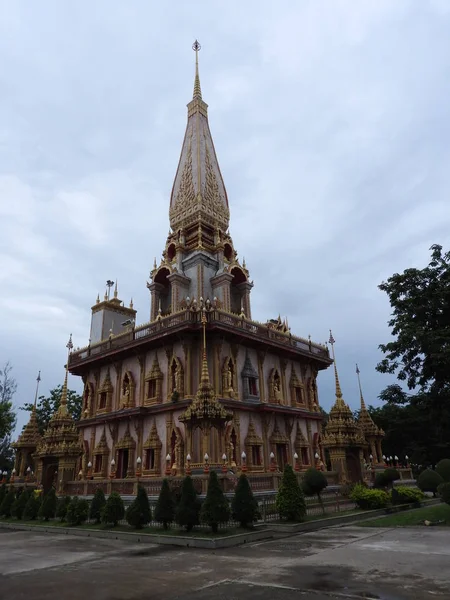 Buddistvskie Tempel und ihre ungefähren Elemente der antiken Architektur. — Stockfoto