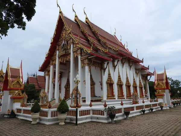 Buddistvskie tempels en hun geschatte elementen van eeuwenoude architectuur. — Stockfoto