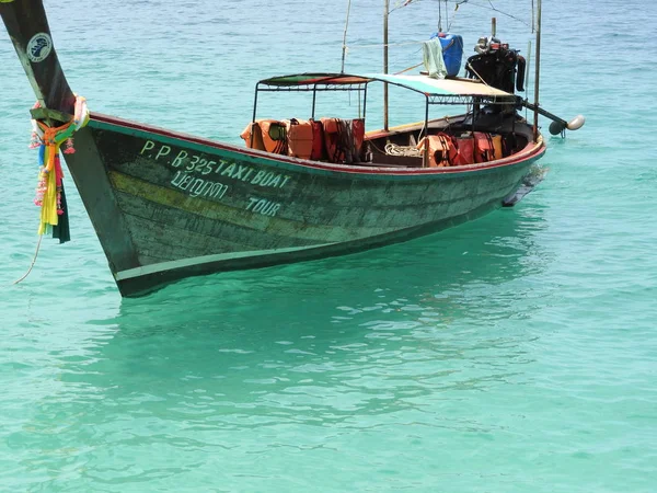 Barco de madera en el agua turquesa clara . — Foto de Stock