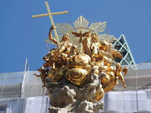 Columna de la Plaga Pestsaule es la columna de la Santísima Trinidad ubicada en la calle Graben en Viena, Austria . — Foto de Stock