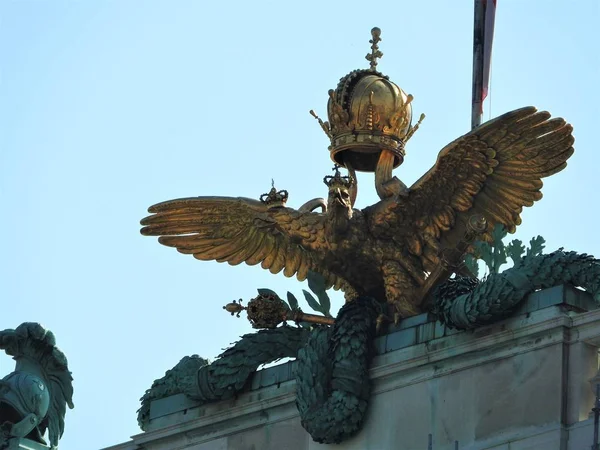 Palácio de Hofburg vista de Michaelerplatz, Viena, Áustria. Império Habsburgo marco em Vien, edifício famoso e bonito, foto de verão em um dia ensolarado . — Fotografia de Stock