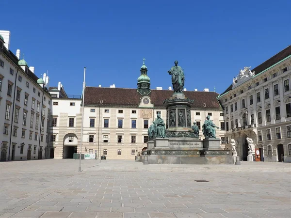 Hofburg 제국 궁전 비엔나, 오스트리아에서의 안뜰에 있는 기념물. — 스톡 사진