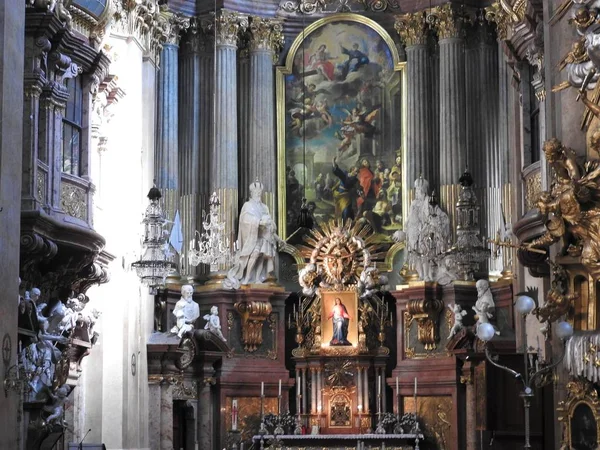 El hermoso interior de la iglesia de San Pedro Peterskirche, una iglesia parroquial católica barroca en Viena, Austria. Inspirado en la Basílica de San Pedro en Roma, el edificio fue terminado en 1733 . —  Fotos de Stock