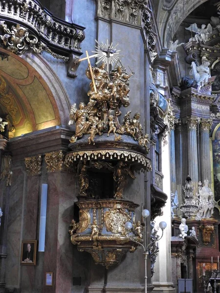 El hermoso interior de la iglesia de San Pedro Peterskirche, una iglesia parroquial católica barroca en Viena, Austria. Inspirado en la Basílica de San Pedro en Roma, el edificio fue terminado en 1733 . —  Fotos de Stock