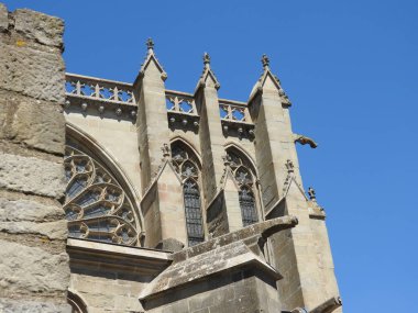 Duvarlar ve gargoyles Fransa, Carcassonne şehir Katolik Katedrali parçaları.