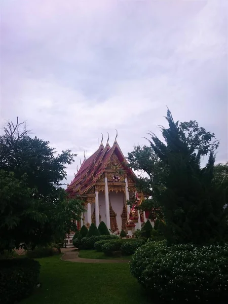 Estatuas de templo y Buda en Tailandia, religión — Foto de Stock