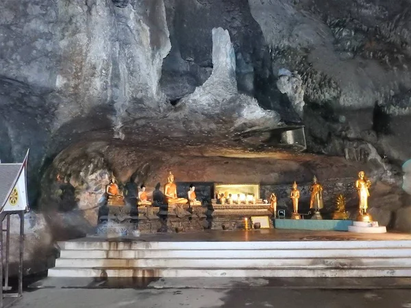 Temple and Buddha statues in Thailand, religion — Stock Photo, Image