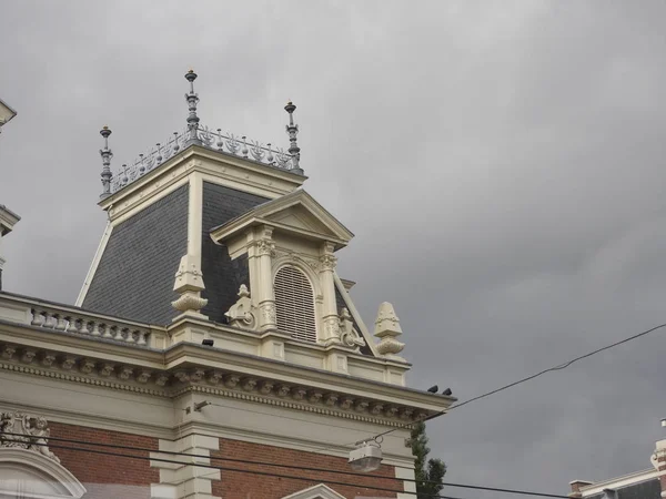 Arquitetura requintada de Amsterdam, fachadas de pedra e elementos de design. Viajar para Europa — Fotografia de Stock