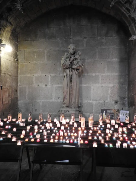 Fragmentos das paredes e gárgulas da Catedral Católica na França, a cidade de Carcassonne . — Fotografia de Stock