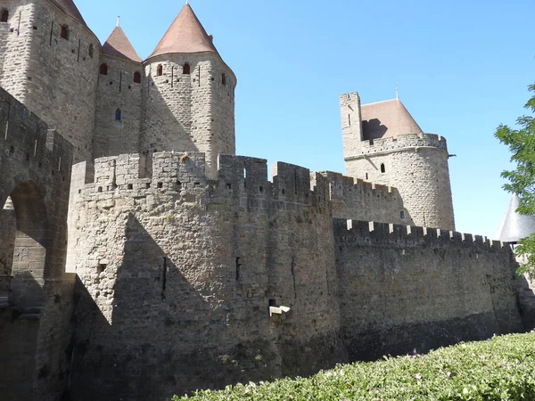 Kamenné zdi starověkého města Carcassonne a kulturního dědictví UNESCO, ve Francii, na jasný slunečný den. — Stock fotografie