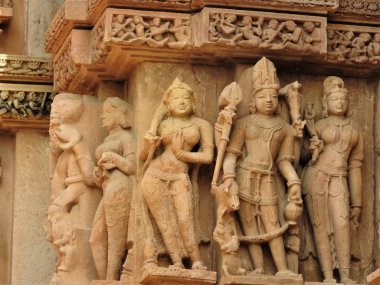 Antik kaya heykeller, Tanrılar ve Goddesses, Khajuraho Madhya Pradesh, Hindistan, güneşli gün.
