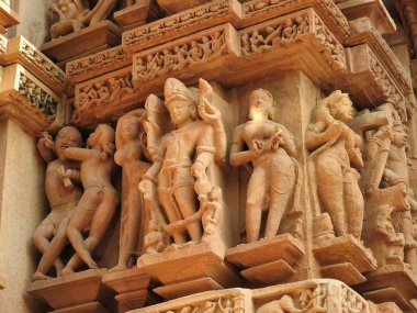 Antik kaya heykeller, Tanrılar ve Goddesses, Khajuraho Madhya Pradesh, Hindistan, güneşli gün.