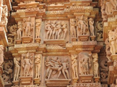 Antik kaya heykeller, Tanrılar ve Goddesses, Khajuraho Madhya Pradesh, Hindistan, güneşli gün.