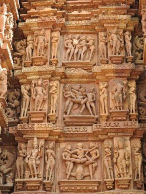 Antik kaya heykeller, Tanrılar ve Goddesses, Khajuraho Madhya Pradesh, Hindistan, güneşli gün.