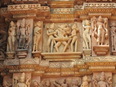 Antik kaya heykeller, Tanrılar ve Goddesses, Khajuraho Madhya Pradesh, Hindistan, güneşli gün. UNESCO Dünya mirası sitesi.