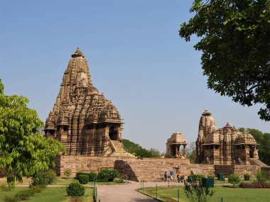Batı Khajuraho tapınaklar, açık bir günde, Madhya Pradesh Hindistan Kama Sutra sahneleri ve erotik resimler için bilinen bir Unesco Dünya Mirası alanı grubudur.