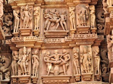 Kamasutra, erotik kapat - dan pozlar Khajuraho, Hindistan'ın Batı grubunda Hindu tapınakları duvarlarında karmaşık oyma sahnelerin seks