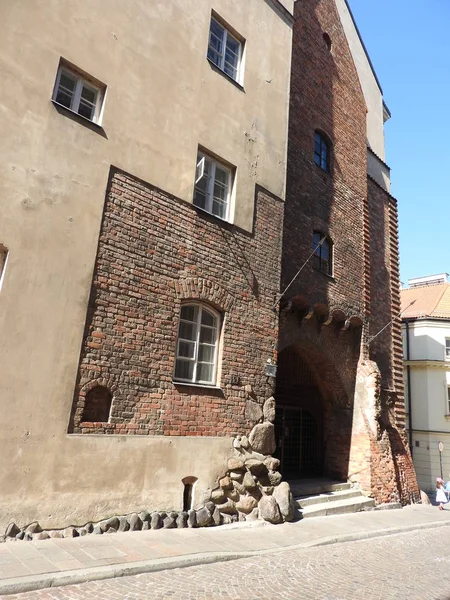 Castillo real, antiguas casas adosadas en el casco antiguo de Varsovia, Polonia. Vista de día . — Foto de Stock