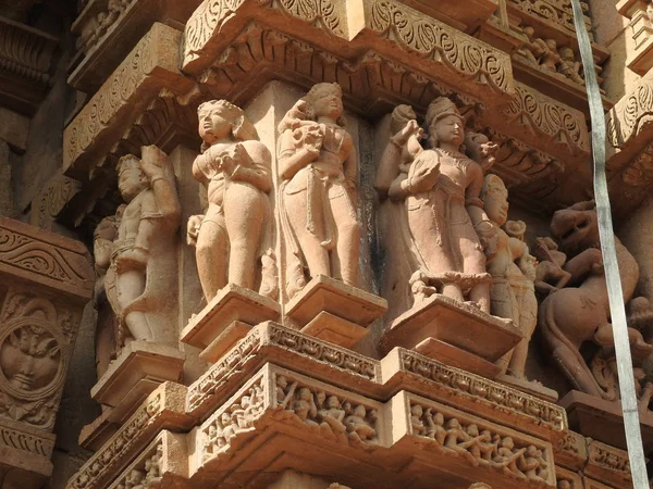 Starověké skalní sochy, bohové a Goddesses, Khajuraho v Madhya Pradesh, Indie, slunečný den. — Stock fotografie