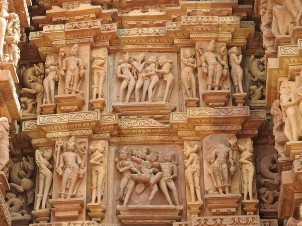 Ókori rock szobrok, istenek és istennők, Khajuraho in Madhya Pradesh, India, napsütéses nap. — Stock Fotó