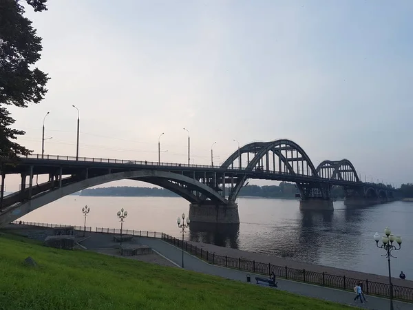 Volga Köprüsü ve dolgu günbatımı, Yaroslavl bölgesi, Rybinsk şehir, Rusya Volga Nehri üzerinde. Su ile güzel manzara — Stok fotoğraf