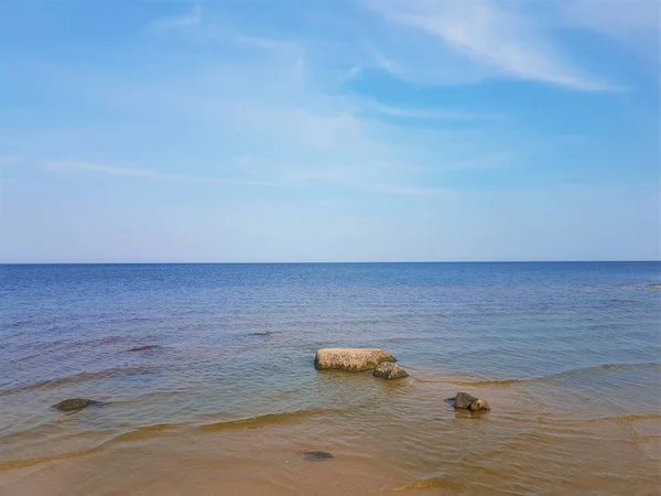 Praia no reservatório de Rybinsk, região de Yaroslavl, Rússia . — Fotografia de Stock