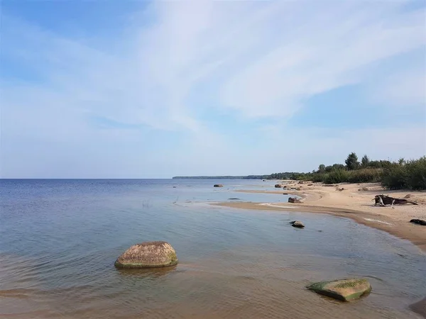 Plage au réservoir Rybinsk, région de Yaroslavl, Russie . — Photo