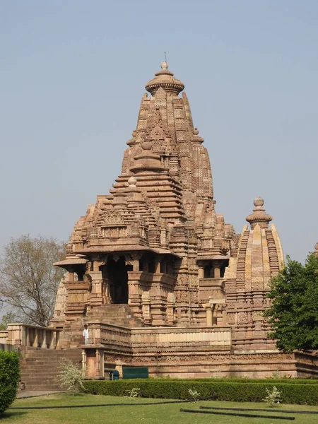 O grupo ocidental de templos de Khajuraho, em um dia claro, Madhya Pradesh Índia é um patrimônio mundial da UNESCO, conhecido por cenas de Kama Sutra e figuras eróticas. . — Fotografia de Stock