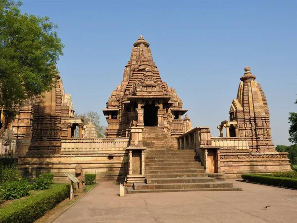 Die westliche gruppe der khajuraho-tempel, an klaren tagen ist madhya pradesh indien ein unesco-weltkulturerbe, bekannt für kama-sutra-szenen und erotische figuren. — Stockfoto