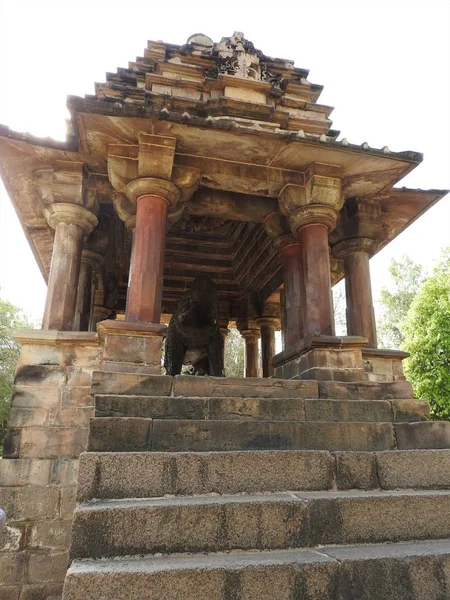 Den västra gruppen av Khajuraho tempel, på en klar dag, Madhya Pradesh Indien är ett världsarv, känd för Kama Sutra scener och erotiska figurer. — Stockfoto