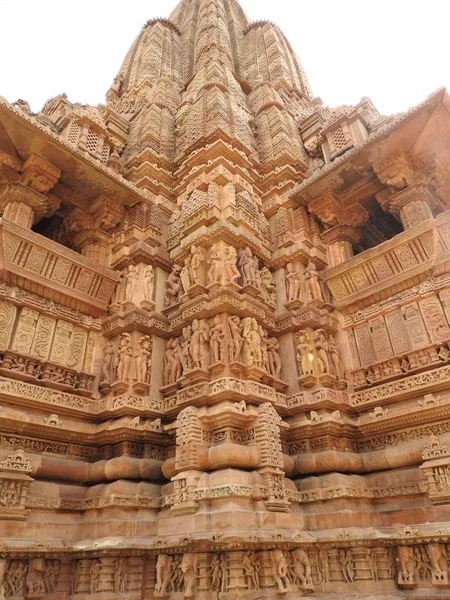 De westerse groep van Khajuraho tempels, een Unesco-erfgoed, is beroemd om haar erotische beeldhouwwerken, India, duidelijk dag. — Stockfoto