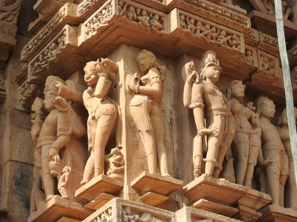 Západní skupina chrámů Khajuraho, dědictví UNESCO, je známý pro své erotické sochy, Indie, jasný den. — Stock fotografie