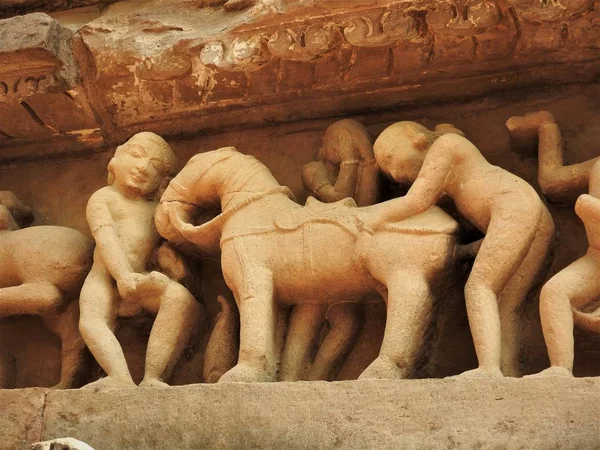 インドのカジュラホの西グループのヒンドゥー教寺院の壁に複雑な彫刻が施されたシーンのカーマスートラ、エロティックな近くからポーズをセックスします。 — ストック写真