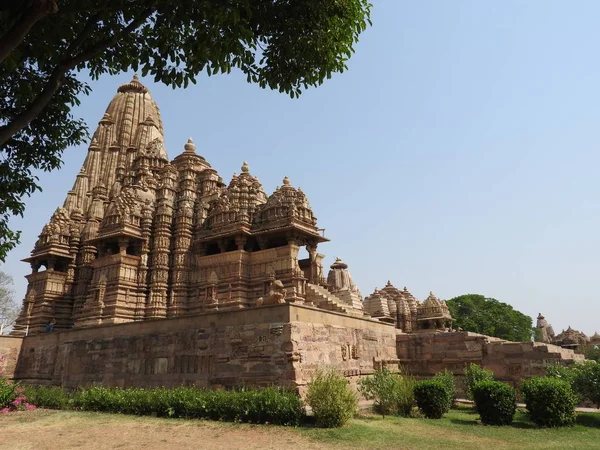 O grupo ocidental de templos de Khajuraho, em um dia claro, Madhya Pradesh Índia é um patrimônio mundial da UNESCO, conhecido por cenas de Kama Sutra e figuras eróticas. . — Fotografia de Stock