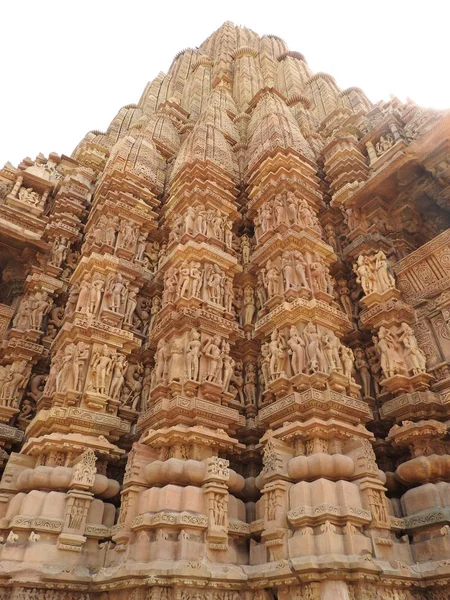 Die westliche Gruppe der Khajuraho-Tempel, ein UNESCO-Weltkulturerbe, ist berühmt für ihre erotischen Skulpturen, Indien, klaren Tag. — Stockfoto