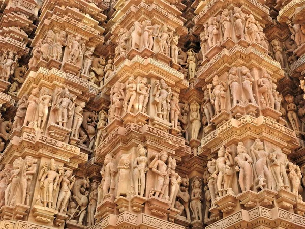 Sex pózy z kamasutra, erotické close - up složitých vyřezávaných scén na stěny Hinduistických chrámů v západní skupiny Khajuraho, Indie — Stock fotografie