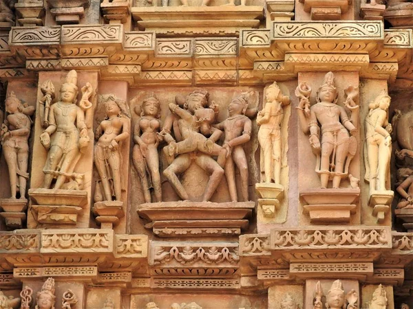 Sex pózy z kamasutra, erotické close - up složitých vyřezávaných scén na stěny Hinduistických chrámů v západní skupiny Khajuraho, Indie — Stock fotografie