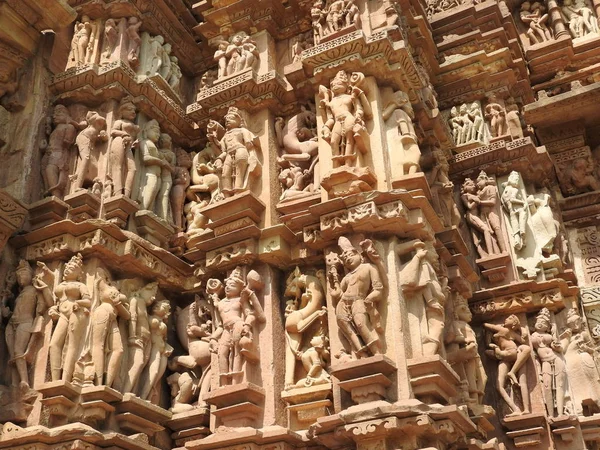 Den västra gruppen av Khajuraho tempel, en Unescos världsarv, är känd för sina erotiska skulpturer, Indien, klar dag. — Stockfoto