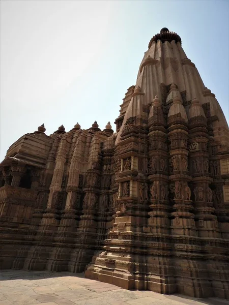 Den västra gruppen av Khajuraho tempel, på en klar dag, Madhya Pradesh Indien är ett världsarv, känd för Kama Sutra scener och erotiska figurer. — Stockfoto