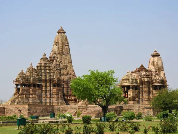 El grupo occidental de templos, Khajuraho, en un día claro, Madhya Pradesh, India, Patrimonio de la Humanidad por la UNESCO —  Fotos de Stock