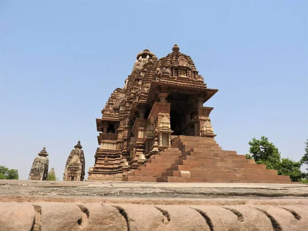 Grupa Zachodnia świątyń, Khajuraho, w pogodny dzień, Madhya Pradesh, Indie, wpisanego na listę światowego dziedzictwa UNESCO — Zdjęcie stockowe