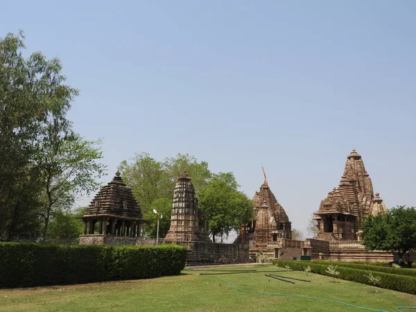 El grupo occidental de templos Khajuraho, en un día claro, Madhya Pradesh India es un sitio del patrimonio mundial de la UNESCO, conocido por escenas de Kama Sutra y figuras eróticas . —  Fotos de Stock