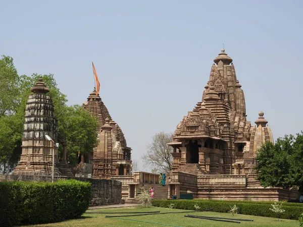 Западная группа храмов Кхаджурахо, в ясный день, Мадхья-Прадеш Индия является объектом всемирного наследия ЮНЕСКО, известным сценами Камасутры и эротическими фигурами . — стоковое фото