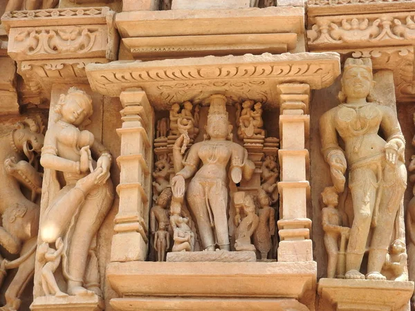 Jain tempel av kärlek och sex teman i Khajuraho. Östlig grupp av Khajuraho tempel, Madhya Pradesh, Indien, UNESCO arv — Stockfoto