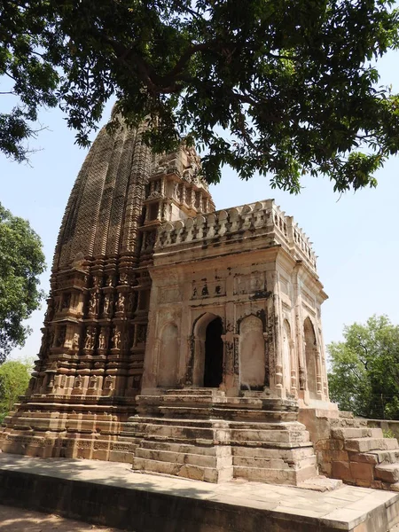 Jain tempel av kärlek och sex teman i Khajuraho. Östlig grupp av Khajuraho tempel, Madhya Pradesh, Indien, UNESCO arv — Stockfoto