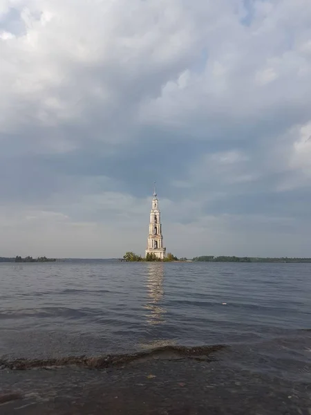 Vue du clocher inondé de la cathédrale Saint-Nicolas de Kalyazin sur la Volga. Paysage russe avec un clocher, beau ciel bleu — Photo