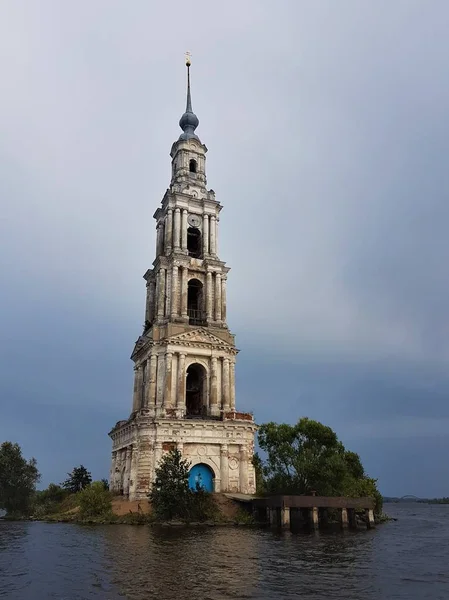 Vista da torre sineira inundada da Catedral de São Nicolau, em Kalyazin, no Volga. Paisagem russa com uma torre sineira, belo céu azul — Fotografia de Stock