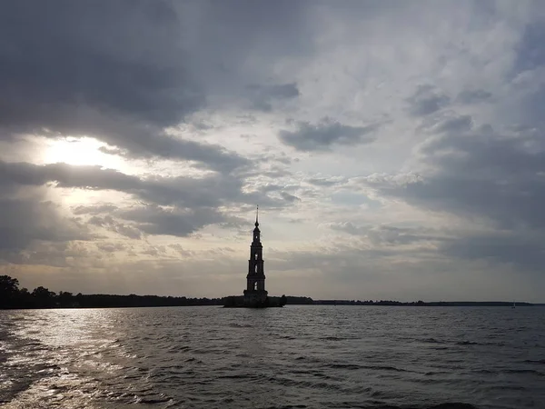 Vue du clocher inondé de la cathédrale Saint-Nicolas de Kalyazin sur la Volga. Paysage russe avec un clocher, beau ciel bleu — Photo