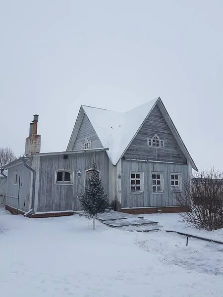 Casa nella neve in inverno. Suzdal, Anello d'oro, Russia, architettura rurale . — Foto Stock
