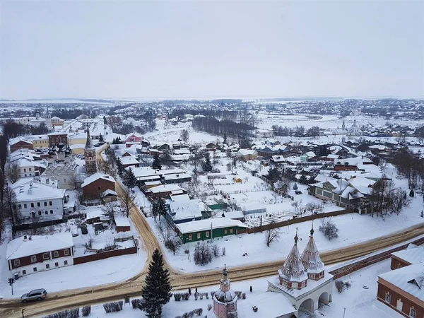 Panoráma města Suzdal v zimě. Pohled ze zvonice rizopolozhensky kláštera, součástí objektu zlatého kruhu Ruska Unesco. Turistické destinace. Starověká architektura. — Stock fotografie